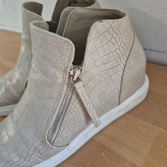 Steve Madden Women Taupe Faux Croc Caliber High Top Zip Platform Sneakers  - Picture 2 of 7